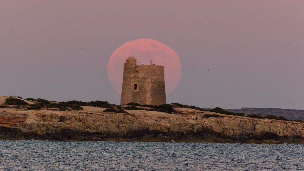 Luna de fresa en Ibiza